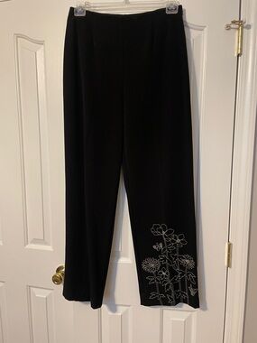 Parisian Signature Women's Black Pants with Floral Embroidery Size 8 (Like New)
